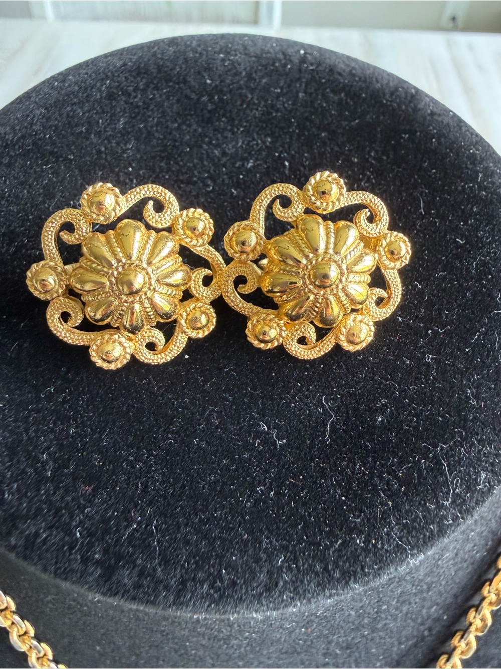 Crown Trifari Etruscan Gold Pendant Necklace and Earrings set, 1960’s - Picture 4 of 5